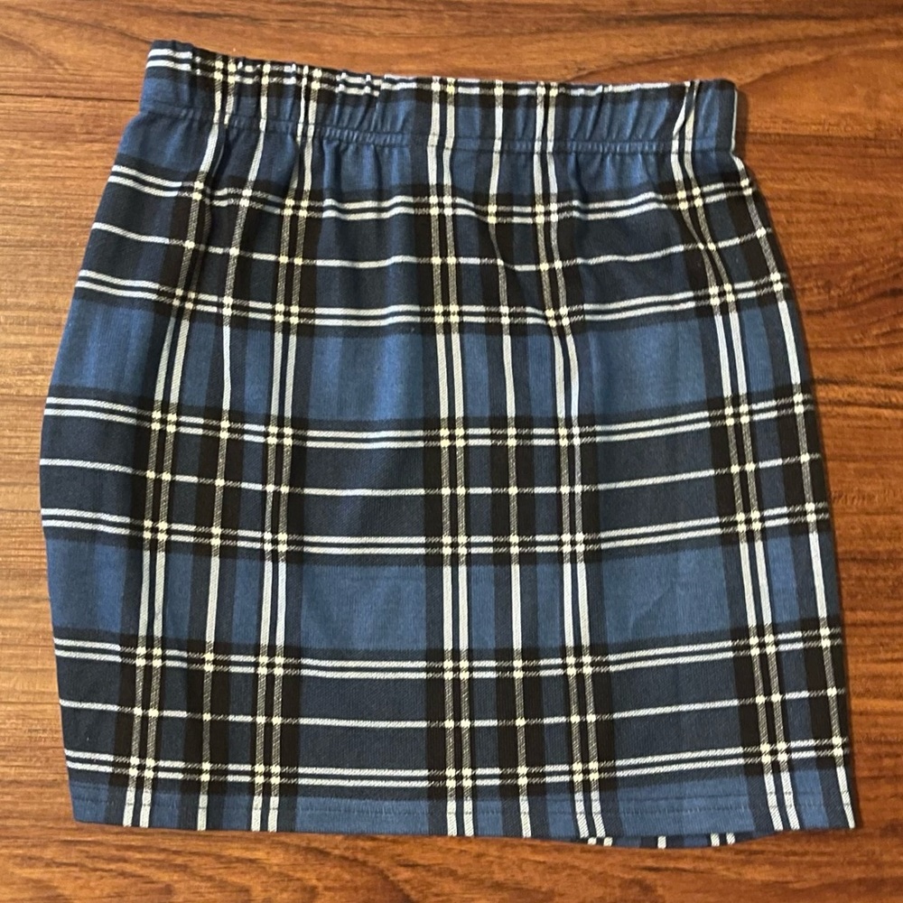 Cute plaid skirt! Never worn.